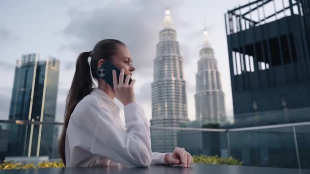 Mujer Negocios Con Una Sonrisa Hablando Teléfono Celular Contra Telón — Vídeo de stock