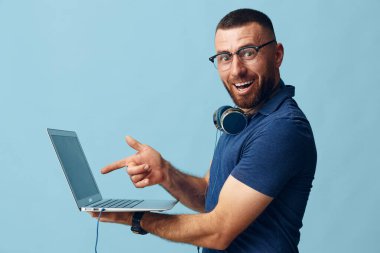 İnternet teknolojisi portresi kullanan Kafkas iş adamı. İnternette iletişim kuran sıradan bir adam. Modern yakışıklı, arka plan işadamı.