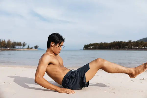 Atleta Asiático Activo Abrazando Fitness Sandy Beach Durante Atardecer Verano —  Fotos de Stock