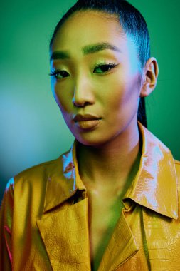 Disko kadını çekici, açık renk, koyu renk, parlak, güzel, pembe, stil, yeşil arka plan, renkli, ince dudaklar.