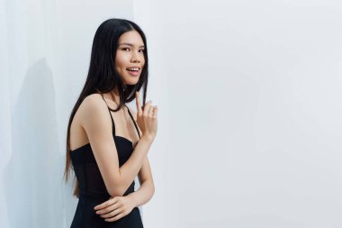 Kadın kuaförü portresi şirin kadınlık Asyalı model beyaz kozmetik saçlar güzel siyah cazibeli yüz çekici saçlar