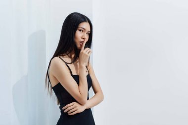 Moda kadını, güzel portre, siyah saç, kuaför, beyaz kız, Asyalı zarafet, çekici yüz, kozmetik, uzun cazibeli güzellik, güzel kadınlık.