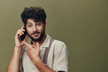 Erkek erkeğe iletişim, izole edilmiş yüz ifadesi, genç portre, arka plan, erkek, beyaz, yakışıklı, mutlu sakal.