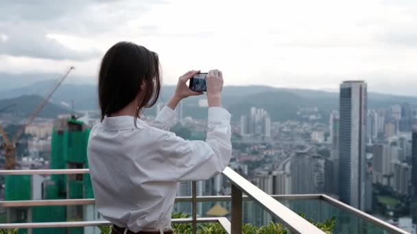 Una Mujer Filmando Vídeo Teléfono Techo Edificio Contexto Gran Rascacielos — Vídeo de stock