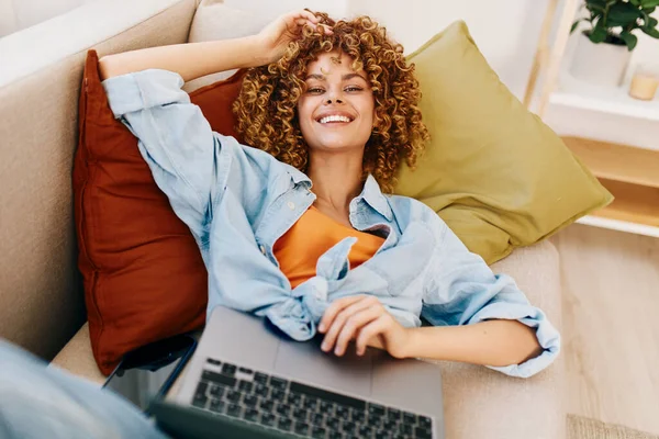 Knus Home Office Glimlachende Vrouw Met Behulp Van Laptop Een — Stockfoto