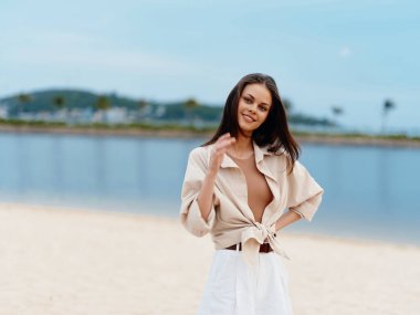 Mutlu Yaz Titreşimleri: Muhteşem Gülümseyen Güzel Beyaz Kadın Plaj Tatilini Zevkle İzliyor