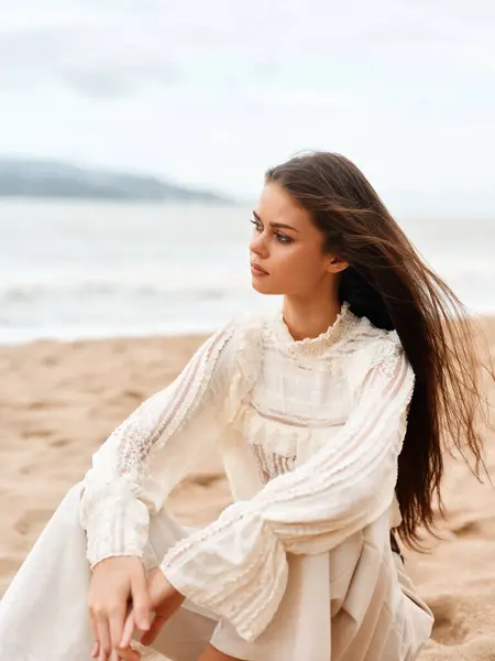 Huzurlu Yaz: Güneşli Mavi Gökyüzü Altında Sahilde Huzurlu, Doğaya Kucaklayan Güzel Bir Beyaz Kadın.