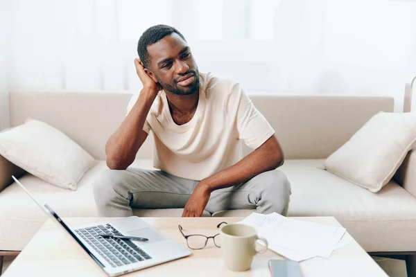 Väsynyt Afrikkalainen Amerikkalainen Freelancer Työskentely Laptop Moderni Home Office Ilmaisevat — kuvapankkivalokuva