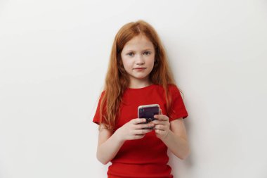 Kafkas teknolojisi yaşam tarzı mobil çocukluk güzelliği sevimli çocuk çocuk kız yüz ifadesi küçük portre güzel kız telefon akıllı telefon