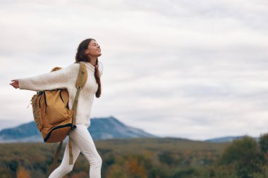Dağ Macerası: Uçurumda Sırt çantalı Gülümseyen Kadın