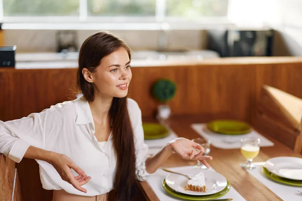 Glad Kvinna Njuter Romantisk Middag Med Hemlagad Kaka Och Vin — Stockfoto