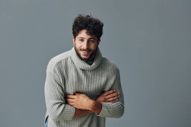 Çekici erkek portresi... beyaz tenli... beyaz tenli... genç model... yakışıklı adam... stüdyo yetişkin arka plan sakalı.