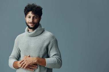 Beyaz, beyaz, beyaz, yetişkin, erkek, sakallı, hayat tarzı, mutlu, rahat, gülümseyen, çekici, yakışıklı, neşeli, mutlu, modaya uygun bir yüz ifadesi.