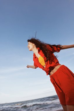 Neşeli Dans: Neşeli Plaj Moda Portresinde Gülümseyen Kadın Neşesini ve Özgürlüğünü İfade Ediyor