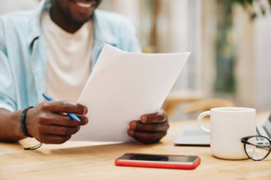 Erkek işyeri yaşam tarzı, el işi, erkek evrak, bilgisayar, ofis, iş adamı, dizüstü bilgisayar, genç kağıt işi, profesyonel teknoloji kalemleri.