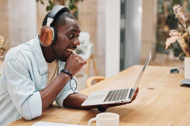 Erkek müzik genç erkek iletişimci yakışıklı bilgisayar teknolojisi yaşam tarzı dizüstü bilgisayar iş kulaklıkları yetişkin iş adamı Kafkasyalı