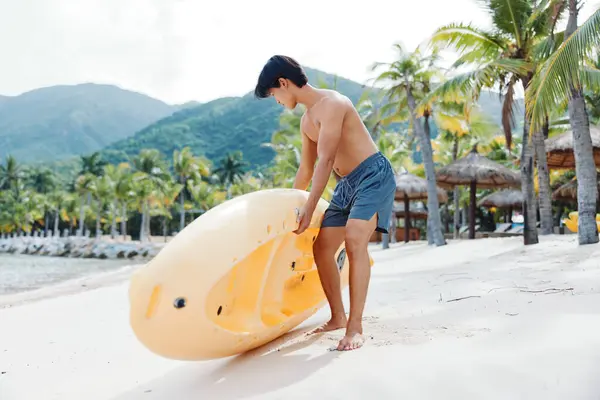 Summer Adventures Happy Asian Man Kayaking Tropical Beach Enjoying Water — Stock Photo, Image