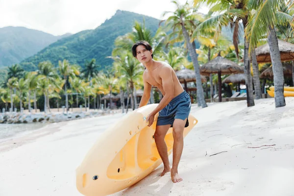 Aventura Kayak Llena Diversión Feliz Hombre Asiático Remando Kayak Una —  Fotos de Stock