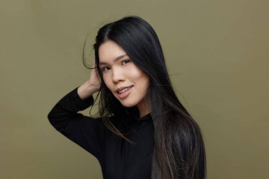 Kuaför kadın sevimli kadınlık modeli Asyalı uzun saç portresi çekici yüz cazibeli siyah kozmetik japon saçlı kız güzellik