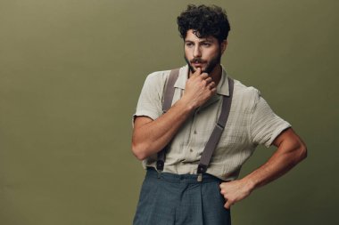 Model özgüven stili, modaya uygun sakallı adam modaya uygun erkekler genç çekici bir portreye bakıyor havalı yetişkin yaşam tarzları yakışıklı saç arkaplan günlük beyaz görünüm