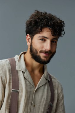 Arkaplanda kendine güvenen yakışıklı sakal gündelik çekici saç yetişkin beyaz portre genç soyutlanmış ifade adamı modern insan stüdyosu beyaz moda