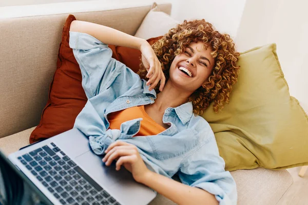 Lachende Vrouw Met Laptop Een Gezellige Bank Woonkamer Het Ervaren — Stockfoto