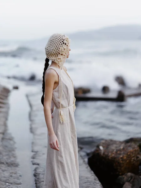 夏日的孤寂 一个年轻女子在美丽与优雅中的平静海滨漫步 — 图库照片