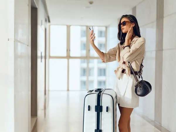 Wachtende Reiziger Met Een Mooie Koffer Met Een Smartphone Luchthaven — Stockfoto