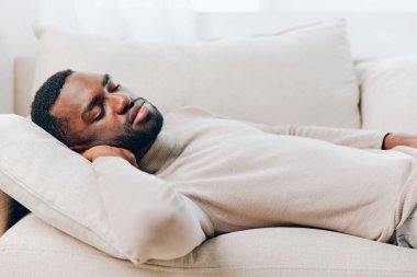 Mutsuz Afrikalı Amerikalı Adam Evde Baş Ağrısı Olan Koltuk 'ta stresli ve yorgun