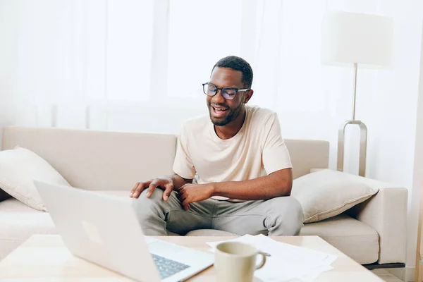 Hymyilevä Afrikkalainen Amerikkalainen Freelancer Työskentely Laptop Moderni Olohuone Nuori Onnellinen — kuvapankkivalokuva