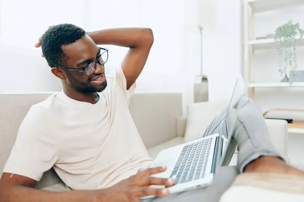 Усміхнений Афроамериканський Фрілансер Робота Ноутбуці Сучасному Домашньому Офісі — стокове фото