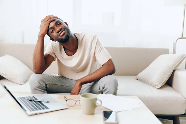 Surullinen Afrikkalainen Amerikkalainen Mies Työskentely Laptop Modern Home Office Ilmaisevat — kuvapankkivalokuva