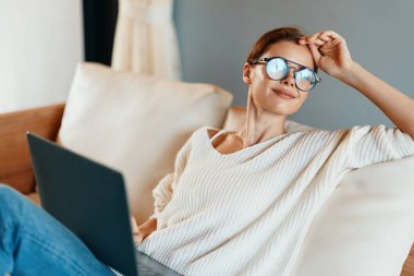 Modern İçişleri Bakanlığı 'nda Laptop' ta Çalışan Gülümseyen Kadın, Serbest Çalışan Girişimci Yaşam Tarzı, Sıcak Oturma Odasında Bilgisayarda Yazan Çekici İş Kadını Çekimi, Kablosuz Teknoloji Kullanımı