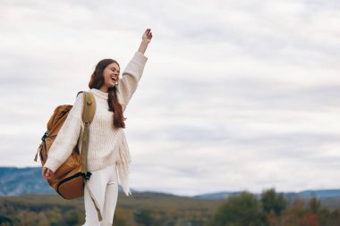 Dağ Macerası: Uçurumdaki Gülümseyen Kadın, Baharda Sırt Çantasının Tadını Çıkartıyor