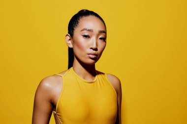 Kadın gülümsemesi yaz insanı şaşırttı cilt gelişigüzel portre güzellik moda moda mutluluk neşeli bir saç mayosu sarı kadın şok oldu