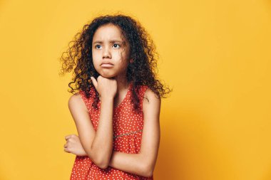 Kafkasyalı arka plan kızı üzgün duygusal yüz portresi kadın üzgün küçük kız sorunlu genç ifade mutsuz yalnız görünüyor