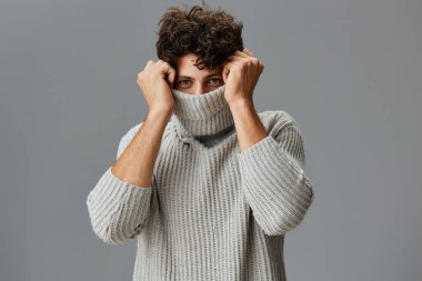 Saç adam gündelik yaşam modeli genç modaya uygun ifade şık arka plan yetişkin stüdyo yakışıklı yakışıklı beyaz portre adam erkek