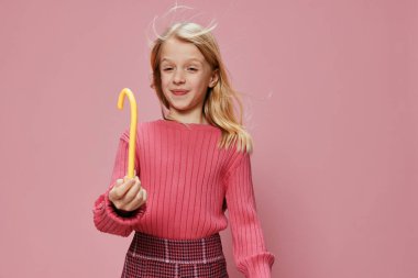 Pembe Lolipoplu Mutlu Öğrenci Kız Çocukluk Sevincini Stüdyoda Kucaklıyor