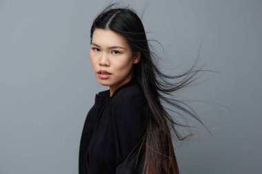 Kahverengi kadın fotoğrafçılığı mutlu portre gri güzellik portresi Asyalı sağlıklı gülümseme çekici kız model saç arka plandaki güzel bayan doğal moda