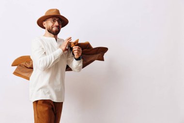 Erkekler konsepti genç beyaz beyaz sakallı izole edilmiş yetişkin beyaz, mutlu, yakışıklı arka planlı adam yüz portresi erkek geçmişini kutluyor