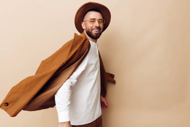 Kafkas beyaz portresi sarı arka plan mutlu adam moda adamı genç sakal izole edilmiş hayat tarzı rahat gömlek erkek arka plan tarzı yetişkin tarzı yakışıklı erkek