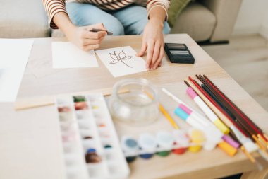 Mutlu Genç Kız, Evde Yaratıcılık ve Neşe ile Resim Yapıyor