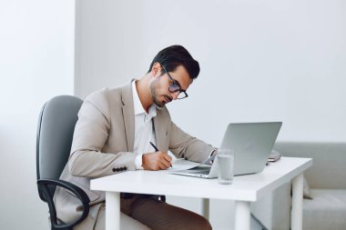 Kağıt işleri bürosu dizüstü bilgisayar planlama konsepti içinde akıllı görünümlü mutlu insan kıyafeti şirket işgali gülümseyen beyaz erkek uzmanlık alanı beyaz profesyonel