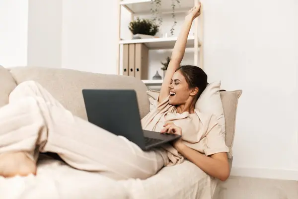 Moderne Vrouw Thuis Freelancen Laptop Lachen Typen Gezellige Woonkamer — Stockfoto