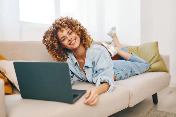 Glimlachende Vrouw Met Laptop Gezellige Woonkamer Voor Freelance Werk Online — Stockfoto