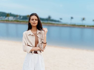 Tarz sahibi Kafkasyalı Kadın: Genç, Güzel ve Çekici Model Moda Saçlı, Güneşli Sahilde Rahatlatıcı Günün Tadını Çıkartıyor