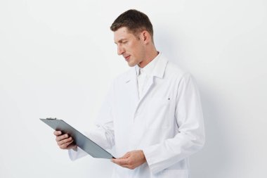 Erkek bakım önlüğü genç klinik hekimi geçmiş yetişkin hastane üniforması uzman sağlık uzmanı profesyonel sağlık doktoru doktor stetoskop