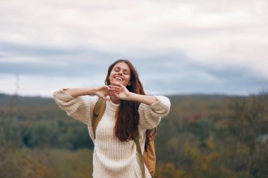 Bir Macerada Gülümseyen Kadın: Sırt çantalı Dağ Uçurumu