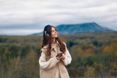 Dağ Melodileri: Bir Kadın Serene Yaşam Tarzı ile Uyumlu Doğa Ritmleri