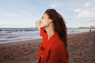 Neşeli Kadın Dişiyle Dans Ediyor Güneşli Deniz 'de Gülümse